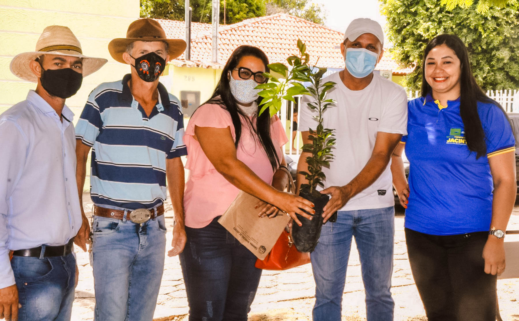 Vereadores Pabiana e Nilson participam de entrega de Mudas Aos Agricultores de Jacinto 